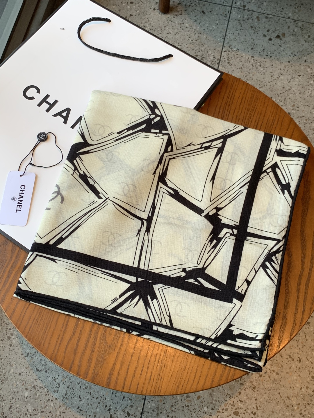 2025秋冬高级成衣系列～Chanel 【140双面同色丝绒披肩】此系列谱写一曲自由轻灵的赞歌本系列作品