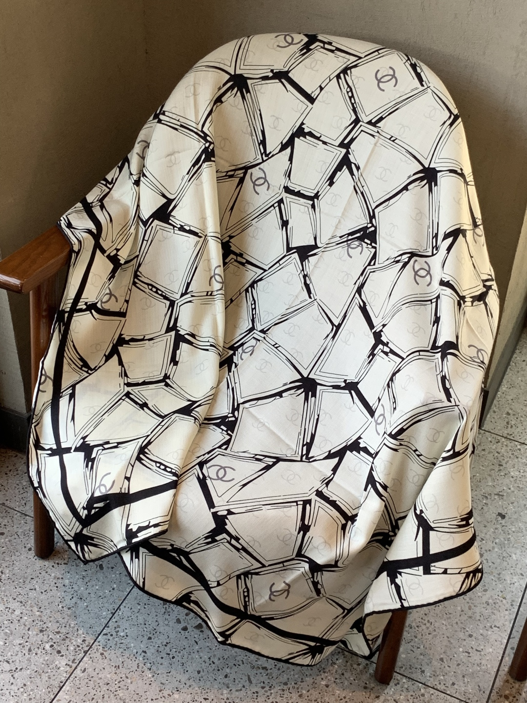 2025秋冬高级成衣系列～Chanel 【140双面同色丝绒披肩】此系列谱写一曲自由轻灵的赞歌本系列作品