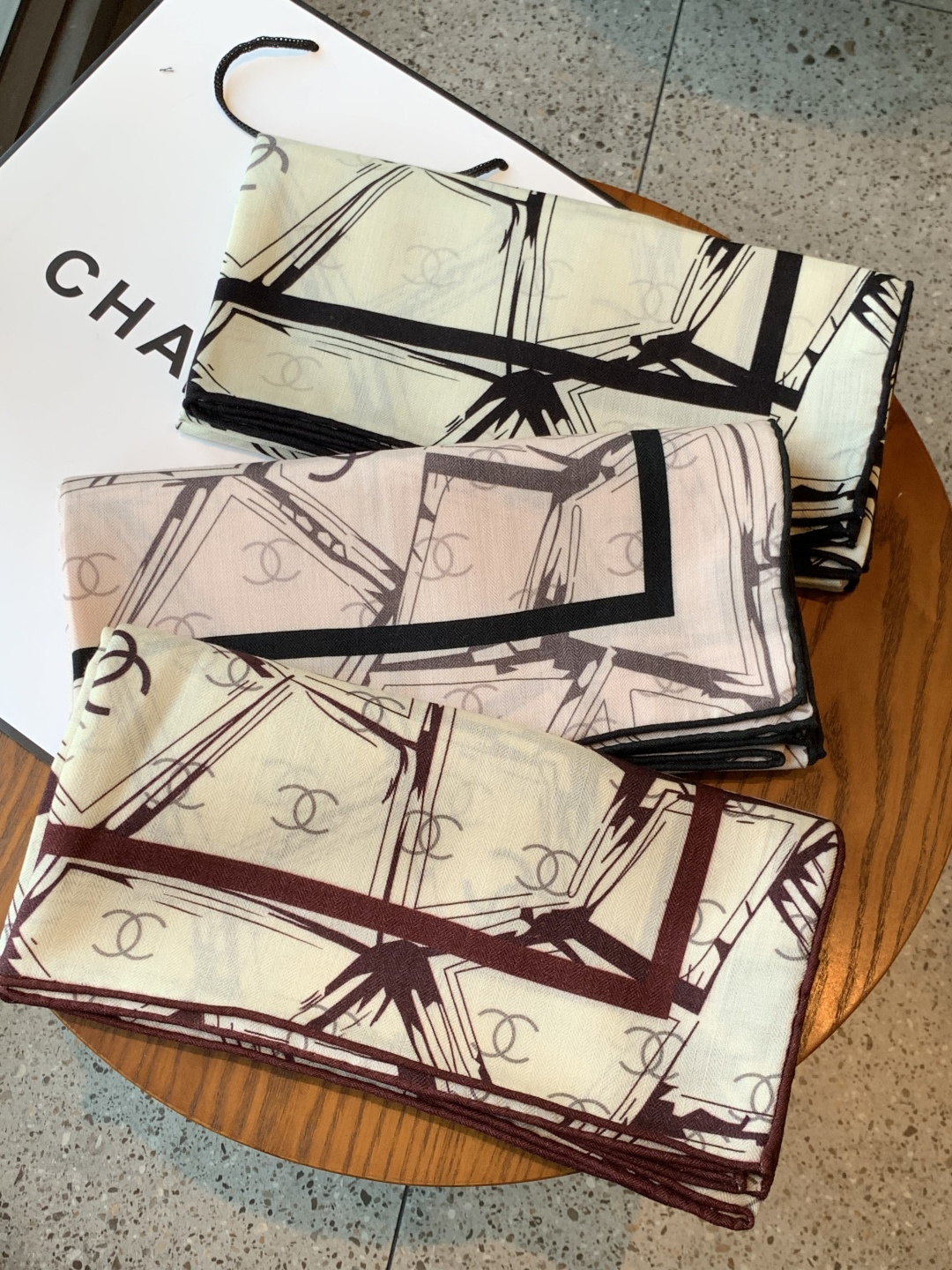 2025秋冬高级成衣系列～Chanel 【140双面同色丝绒披肩】此系列谱写一曲自由轻灵的赞歌本系列作品