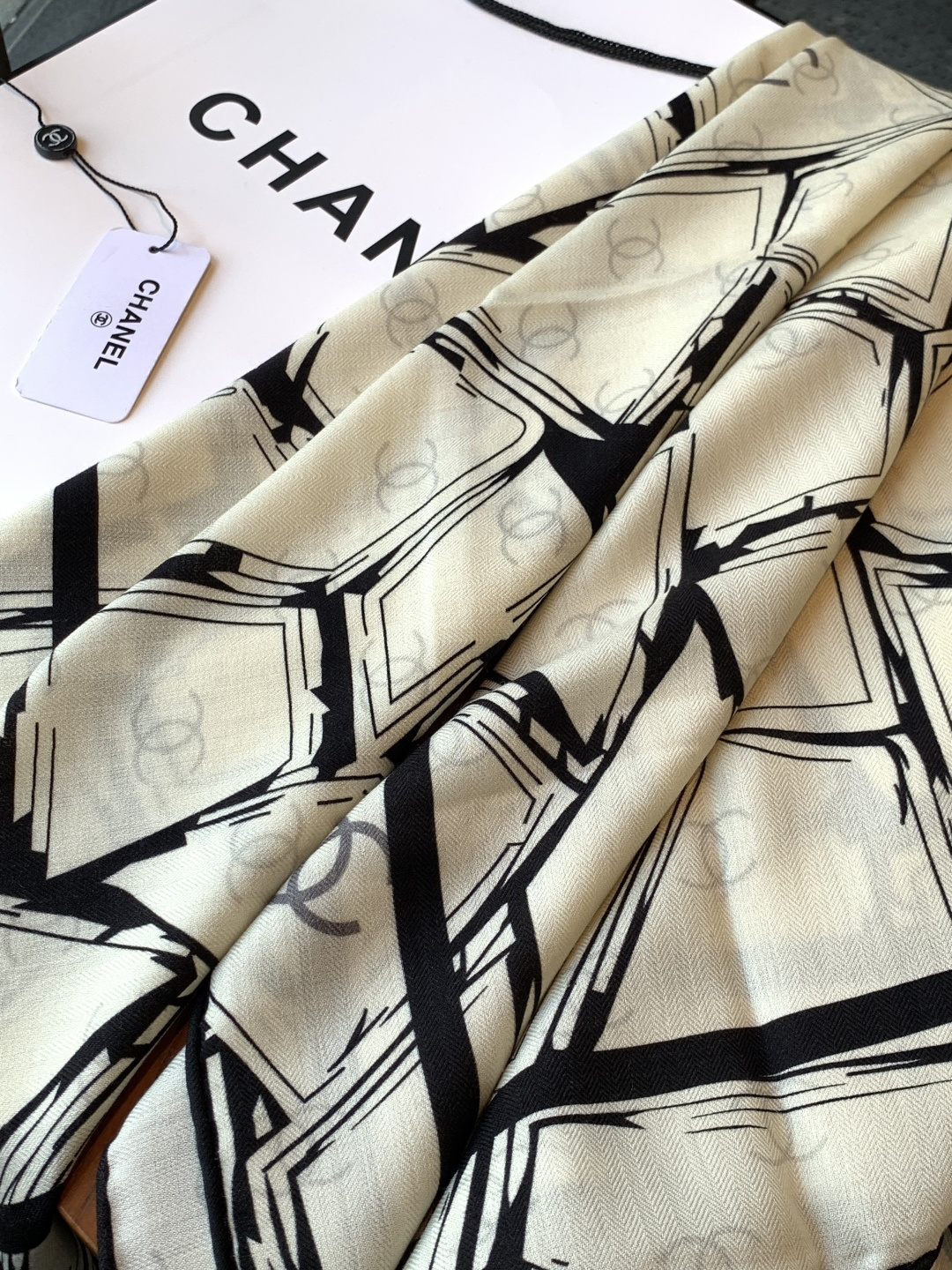 2025秋冬高级成衣系列～Chanel 【140双面同色丝绒披肩】此系列谱写一曲自由轻灵的赞歌本系列作品