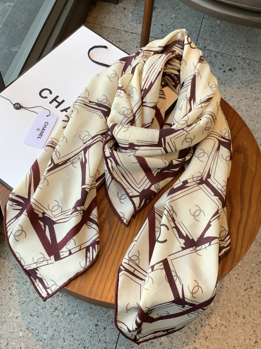 2025秋冬高级成衣系列～Chanel 【140双面同色丝绒披肩】此系列谱写一曲自由轻灵的赞歌本系列作品