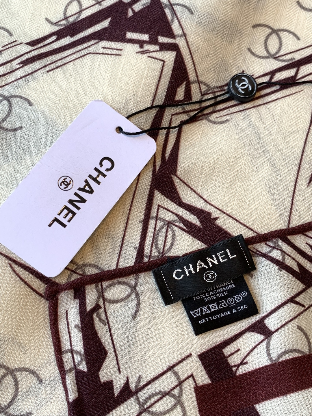 2025秋冬高级成衣系列～Chanel 【140双面同色丝绒披肩】此系列谱写一曲自由轻灵的赞歌本系列作品