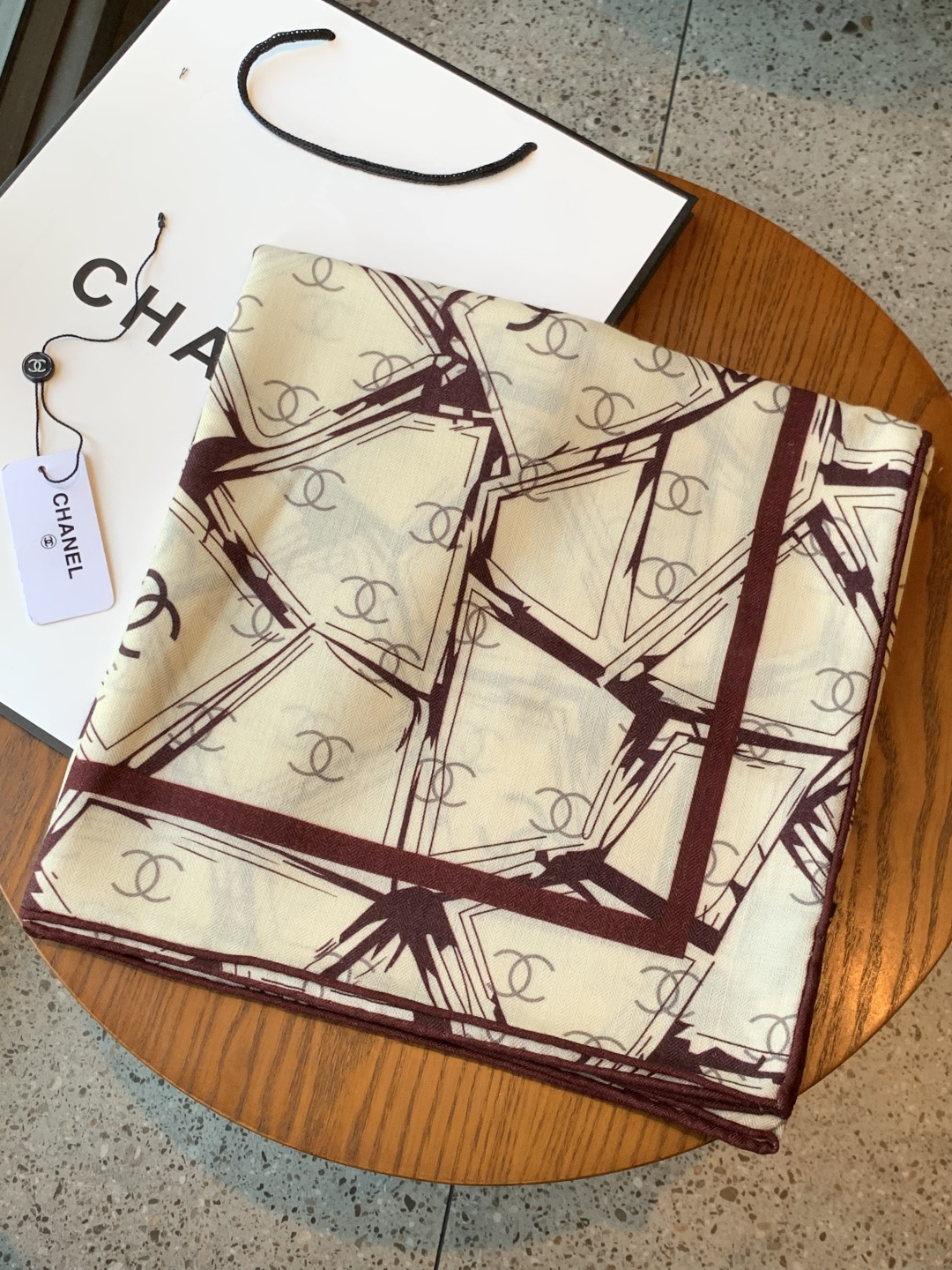 2025秋冬高级成衣系列～Chanel 【140双面同色丝绒披肩】此系列谱写一曲自由轻灵的赞歌本系列作品