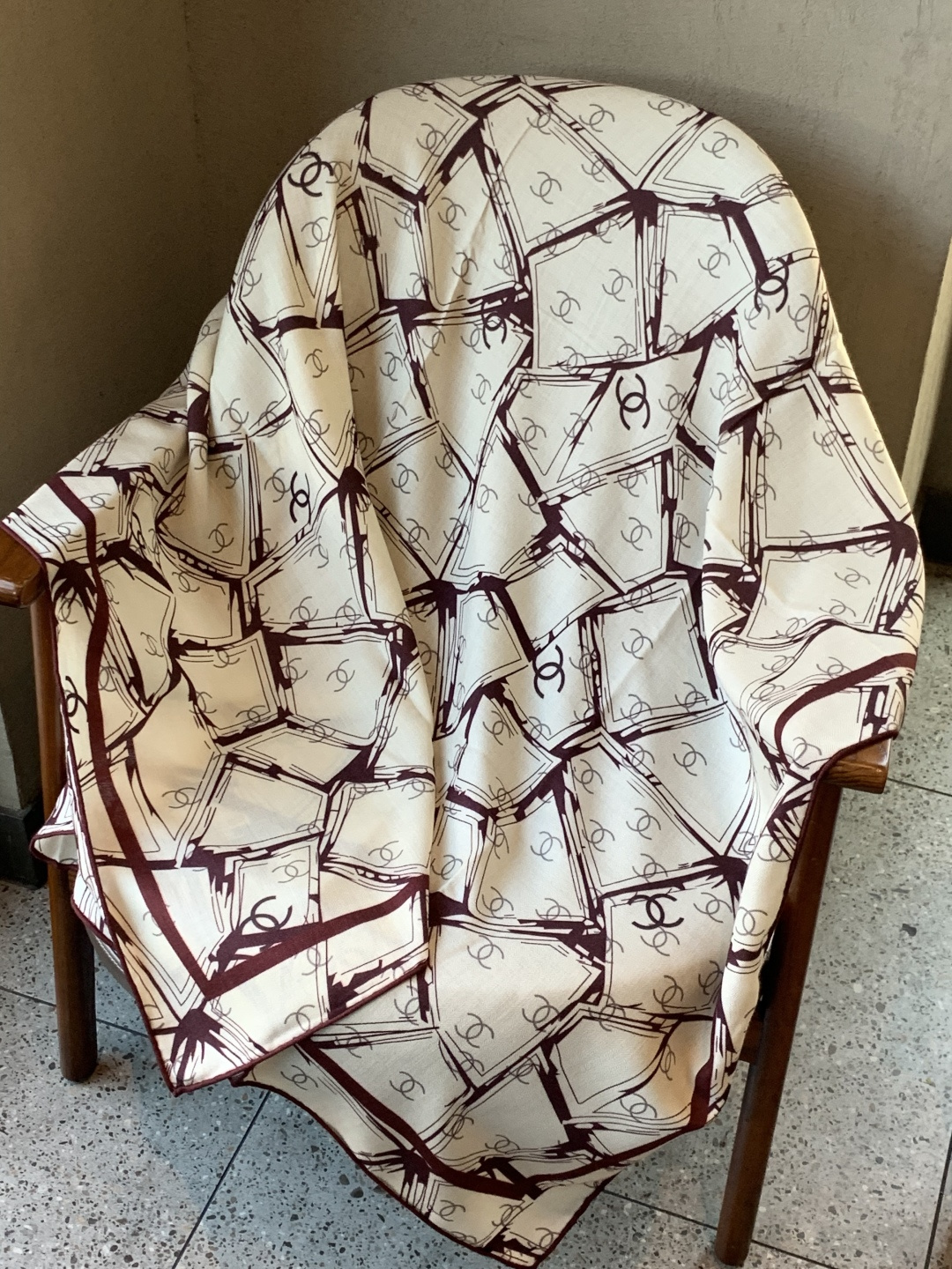 2025秋冬高级成衣系列～Chanel 【140双面同色丝绒披肩】此系列谱写一曲自由轻灵的赞歌本系列作品