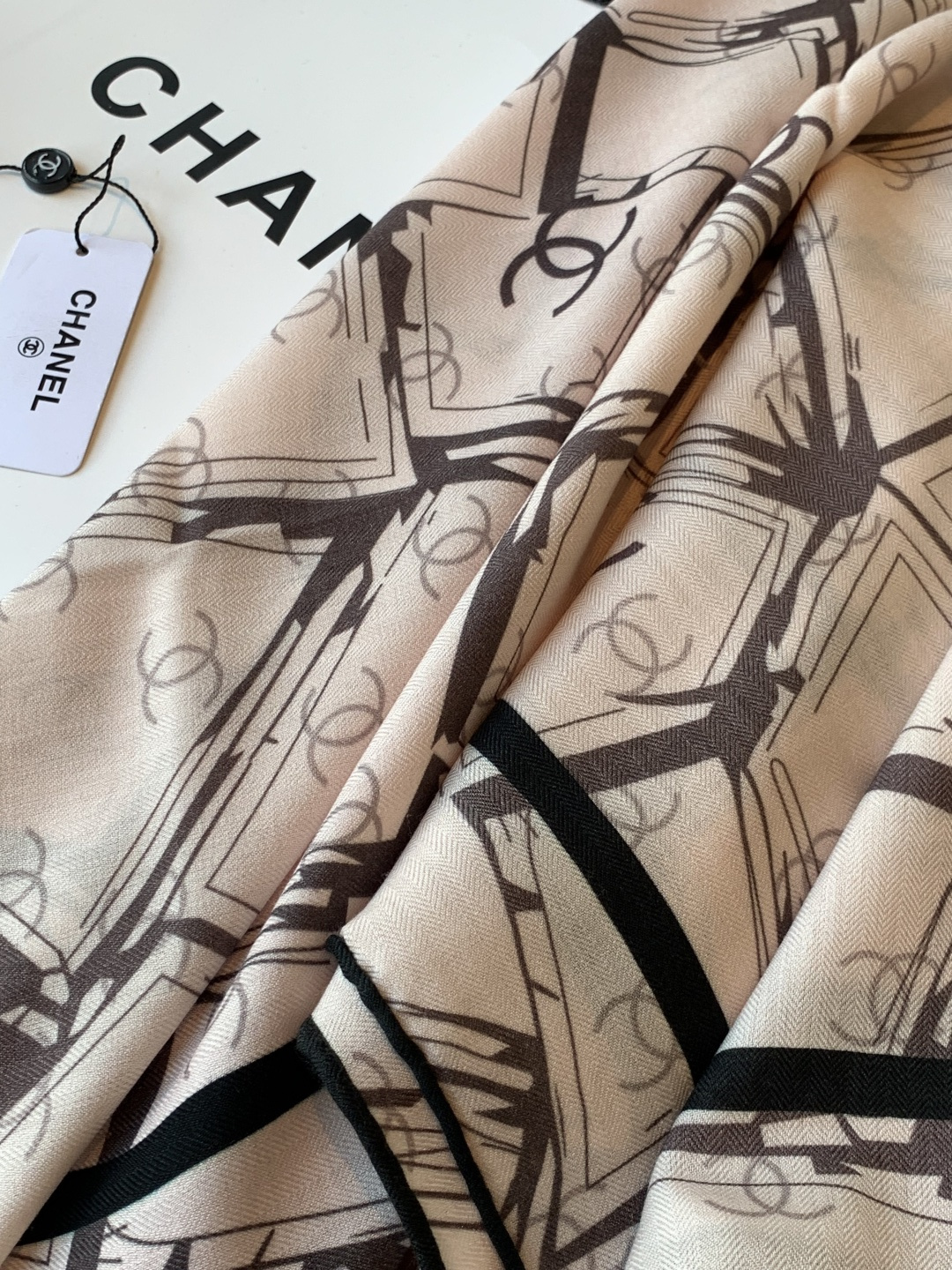 2025秋冬高级成衣系列～Chanel 【140双面同色丝绒披肩】此系列谱写一曲自由轻灵的赞歌本系列作品