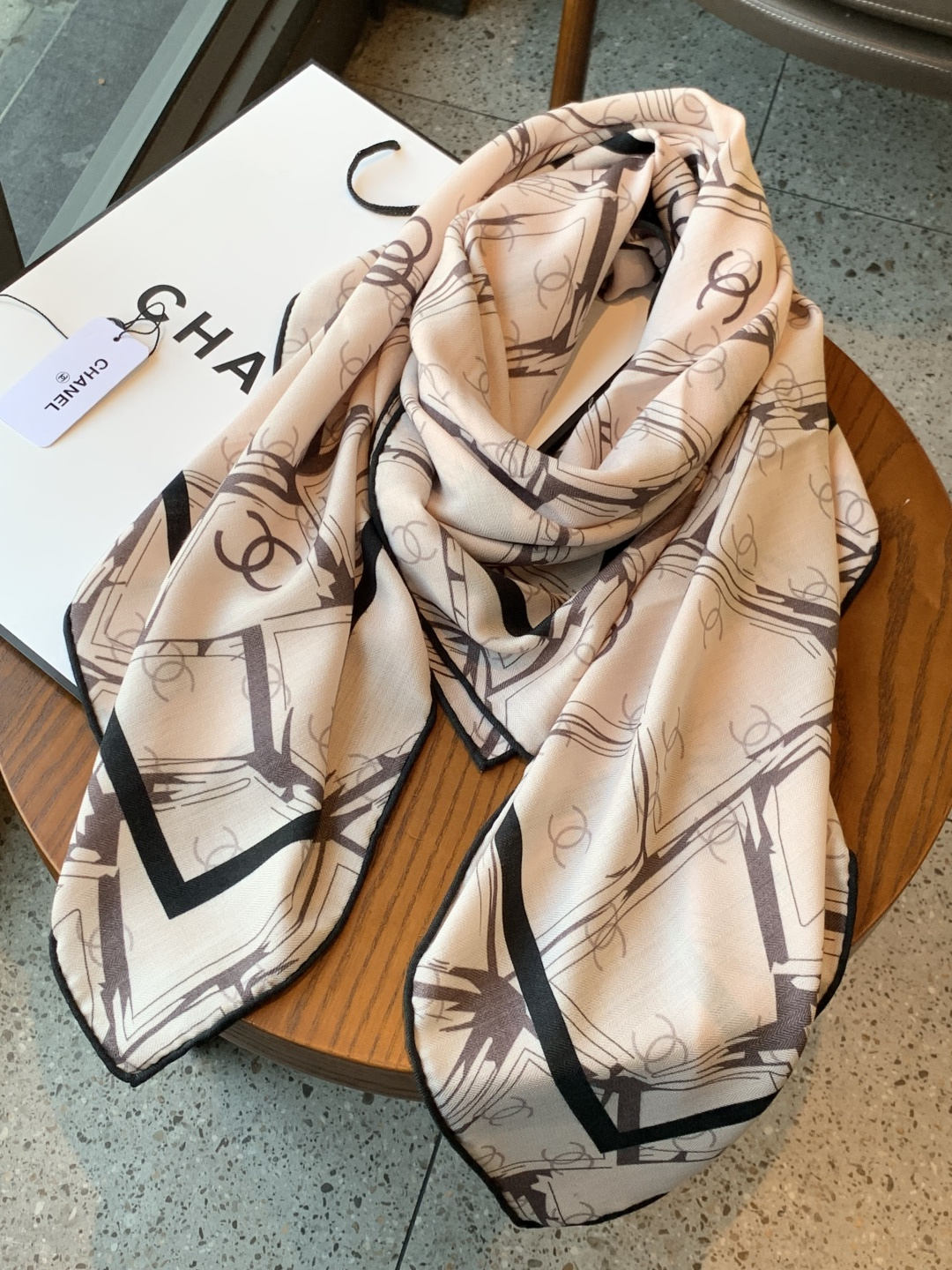 2025秋冬高级成衣系列～Chanel 【140双面同色丝绒披肩】此系列谱写一曲自由轻灵的赞歌本系列作品