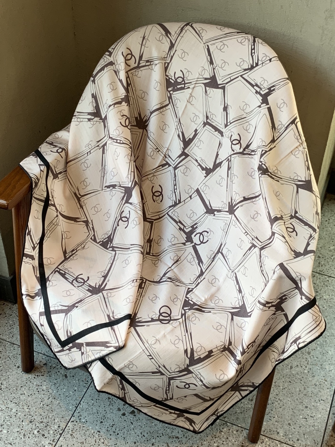 2025秋冬高级成衣系列～Chanel 【140双面同色丝绒披肩】此系列谱写一曲自由轻灵的赞歌本系列作品