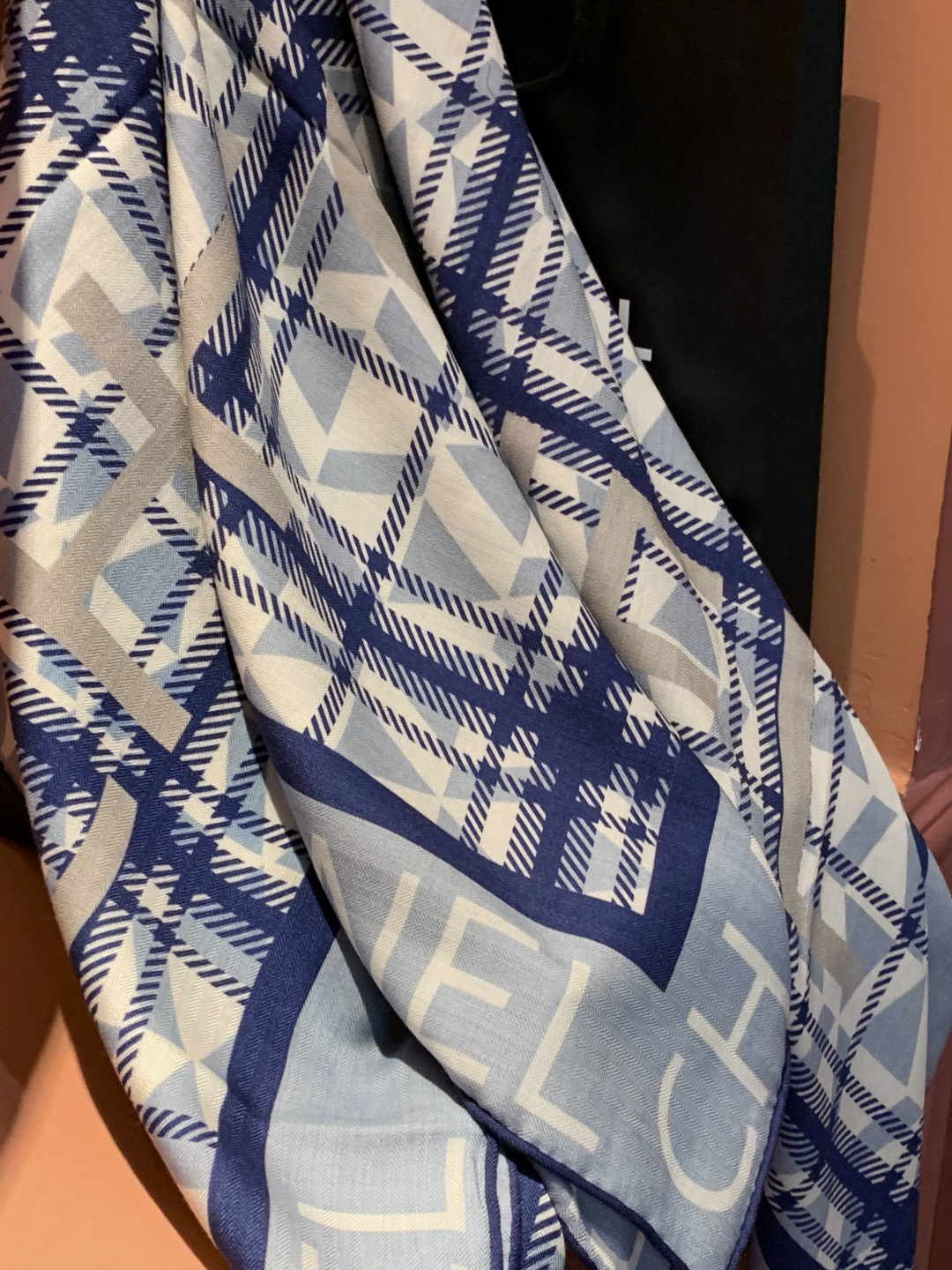 2025秋冬高级成衣系列～Chanel 【140双面同色丝绒披肩】此系列谱写一曲自由轻灵的赞歌本系列作品