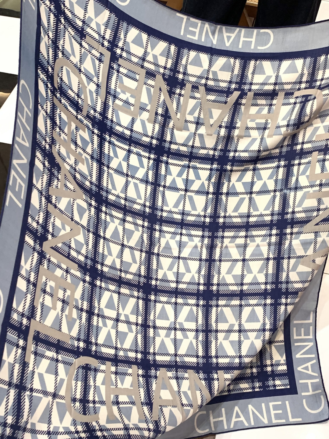 2025秋冬高级成衣系列～Chanel 【140双面同色丝绒披肩】此系列谱写一曲自由轻灵的赞歌本系列作品