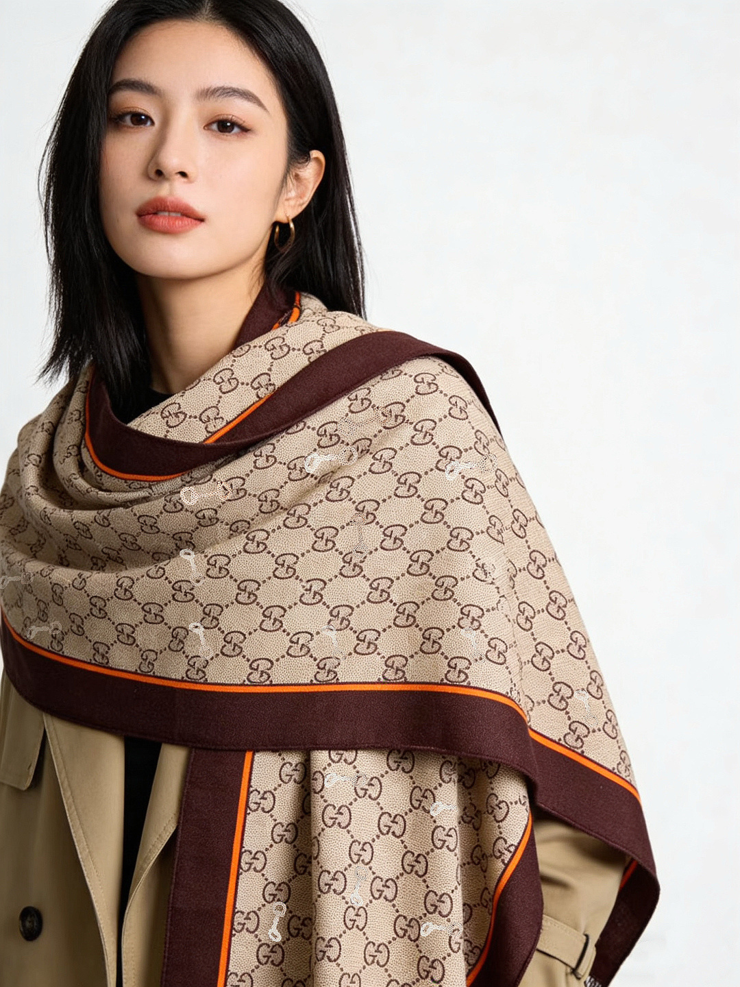 Gucci~140双面丝绒披肩马衔扣细节和GG图案以精致色调匠心呈献，意在向品牌与马术世界的深厚渊源致敬