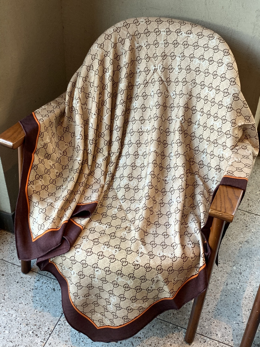 Gucci~140双面丝绒披肩马衔扣细节和GG图案以精致色调匠心呈献，意在向品牌与马术世界的深厚渊源致敬