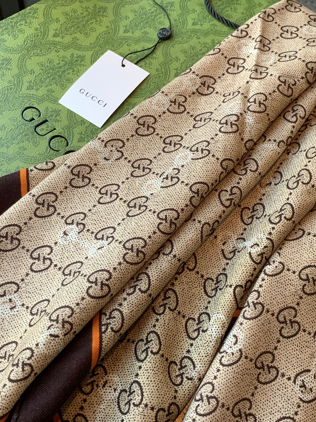 Gucci~140双面丝绒披肩马衔扣细节和GG图案以精致色调匠心呈献，意在向品牌与马术世界的深厚渊源致敬