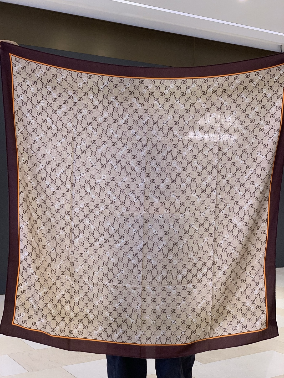 Gucci~140双面丝绒披肩马衔扣细节和GG图案以精致色调匠心呈献，意在向品牌与马术世界的深厚渊源致敬