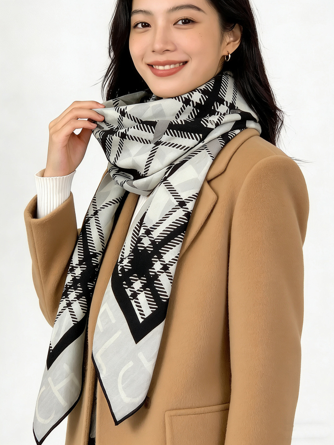 2025秋冬高级成衣系列～Chanel 【140双面同色丝绒披肩】此系列谱写一曲自由轻灵的赞歌本系列作品