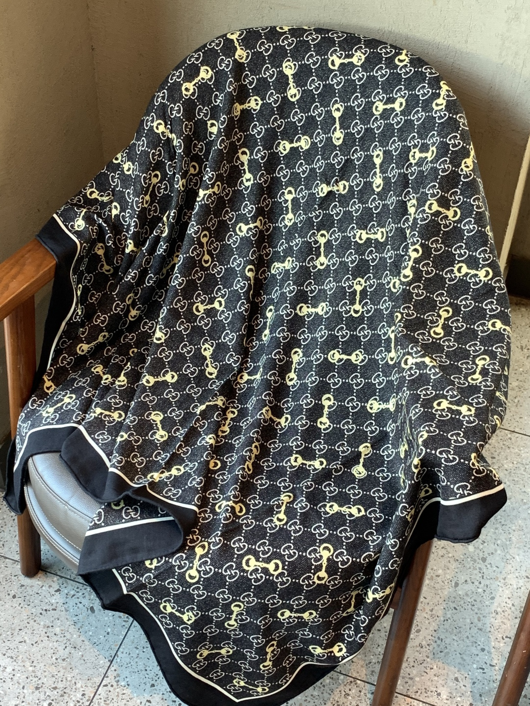 Gucci~140双面丝绒披肩马衔扣细节和GG图案以精致色调匠心呈献，意在向品牌与马术世界的深厚渊源致敬