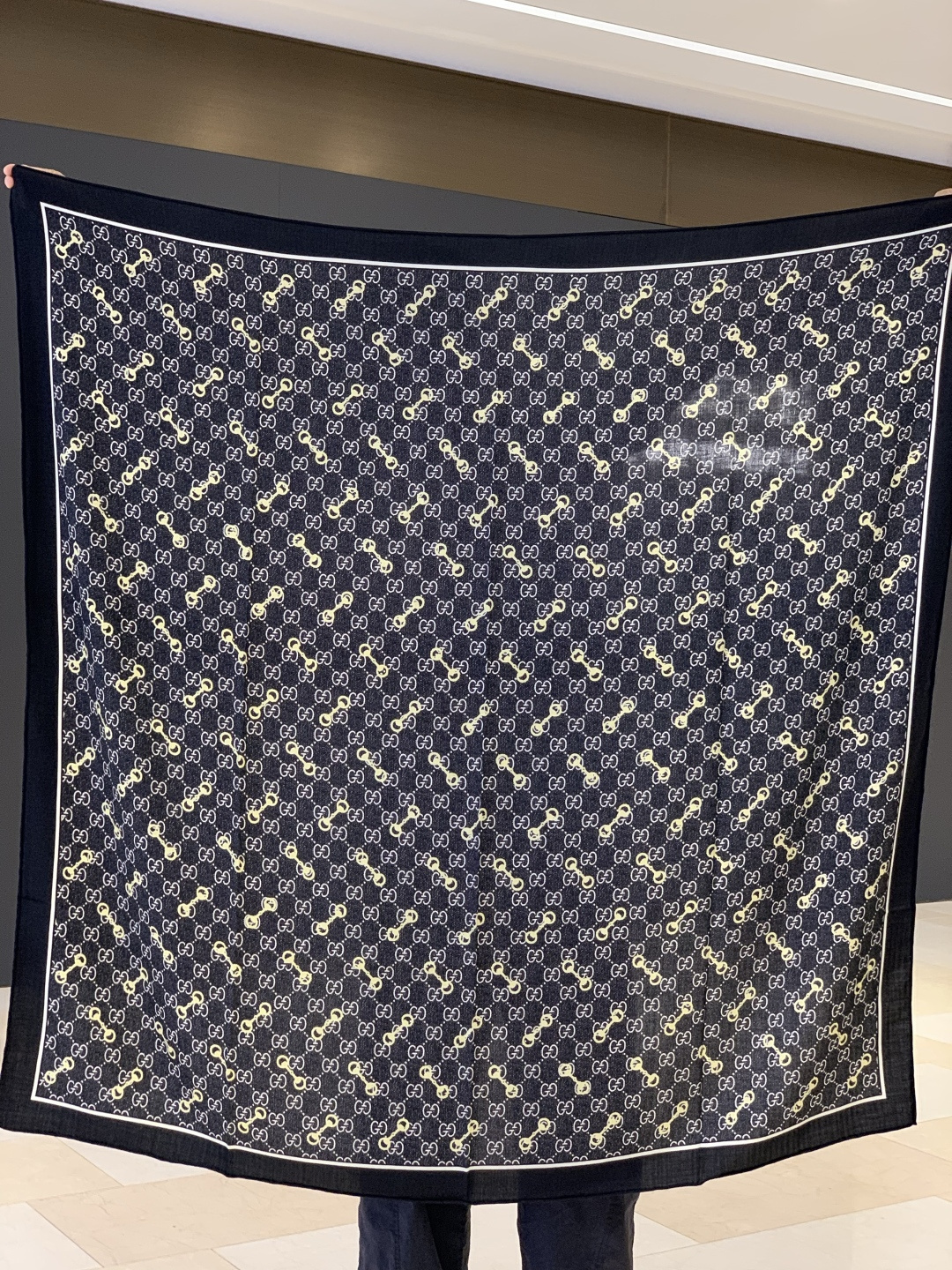 Gucci~140双面丝绒披肩马衔扣细节和GG图案以精致色调匠心呈献，意在向品牌与马术世界的深厚渊源致敬