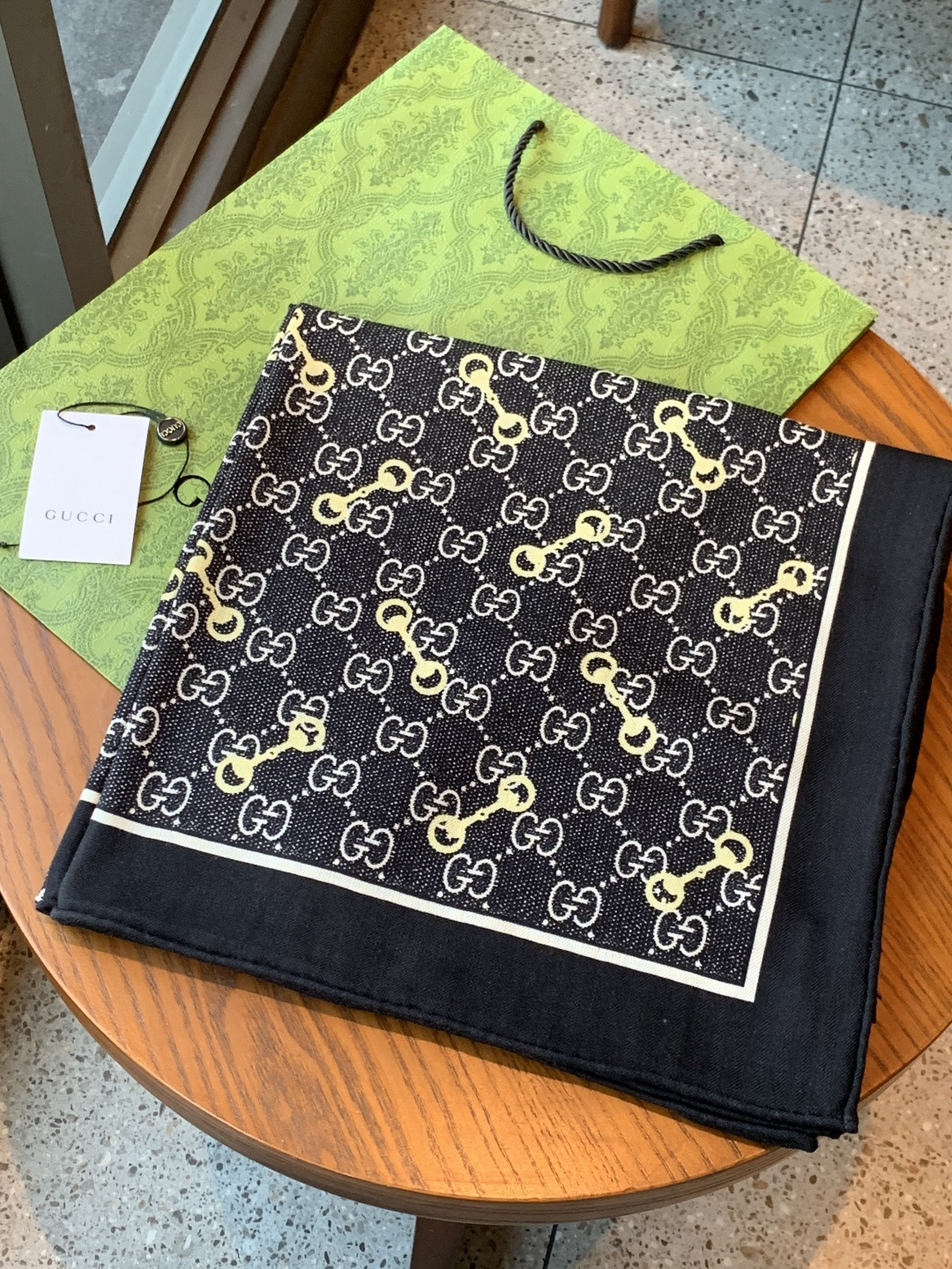 Gucci~140双面丝绒披肩马衔扣细节和GG图案以精致色调匠心呈献，意在向品牌与马术世界的深厚渊源致敬