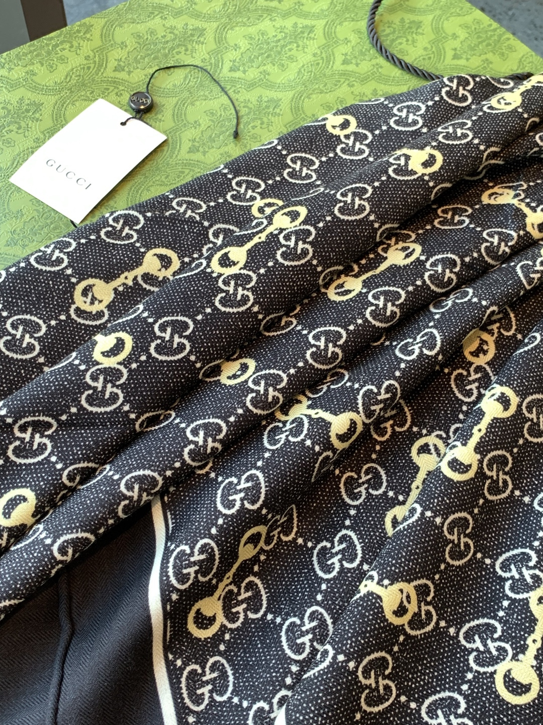 Gucci~140双面丝绒披肩马衔扣细节和GG图案以精致色调匠心呈献，意在向品牌与马术世界的深厚渊源致敬