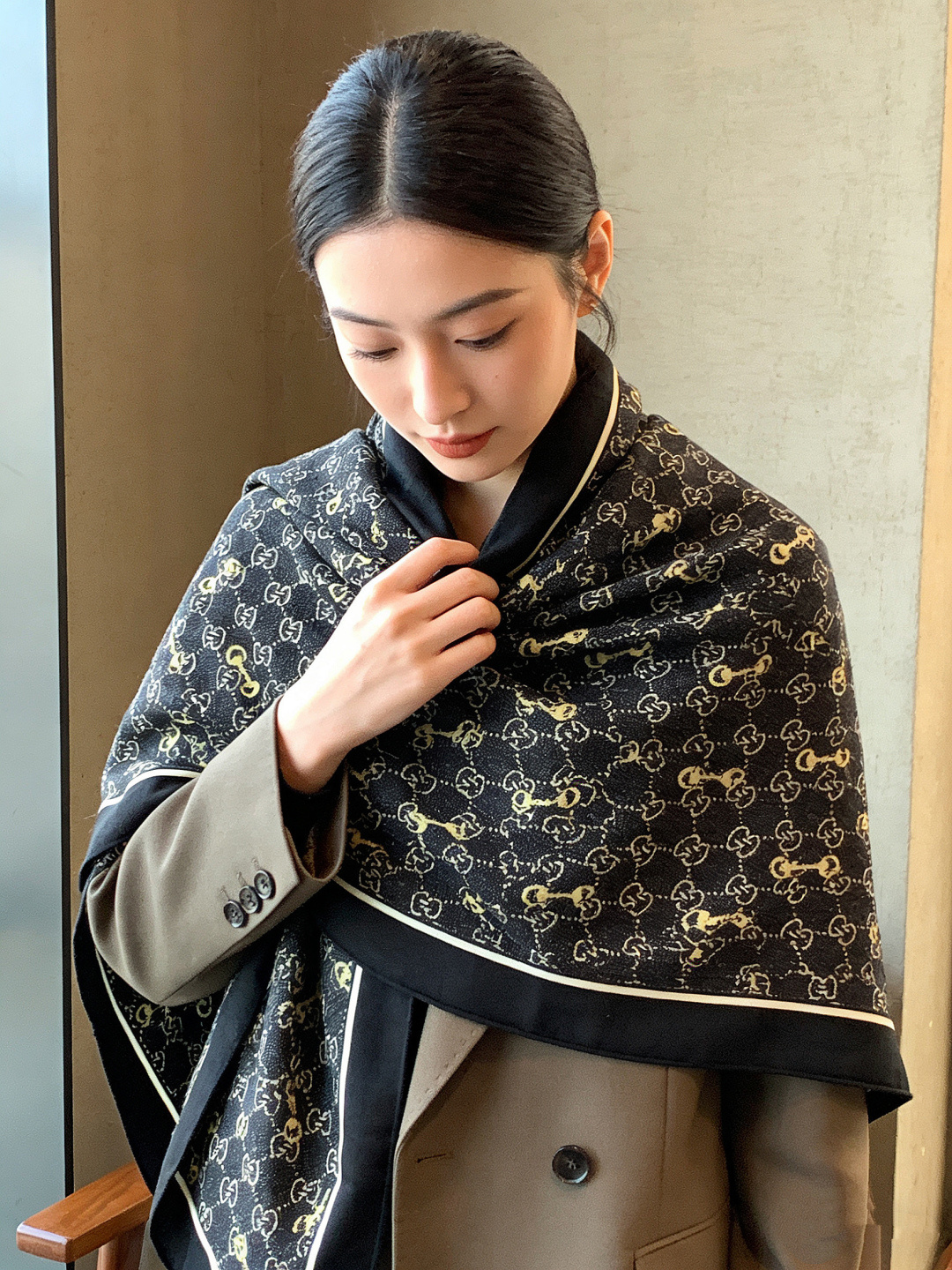 Gucci~140双面丝绒披肩马衔扣细节和GG图案以精致色调匠心呈献，意在向品牌与马术世界的深厚渊源致敬