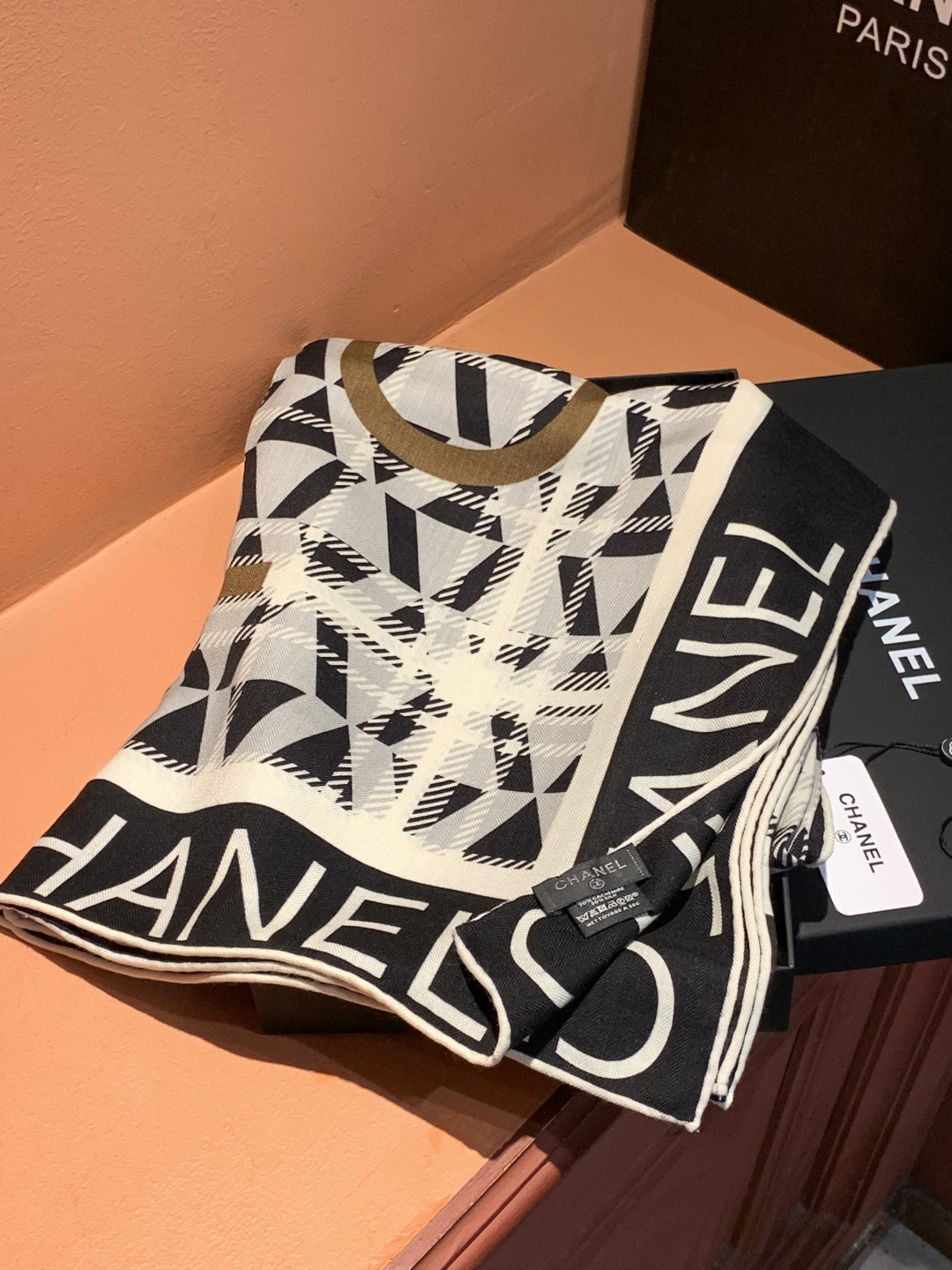 2025秋冬高级成衣系列～Chanel 【140双面同色丝绒披肩】此系列谱写一曲自由轻灵的赞歌本系列作品