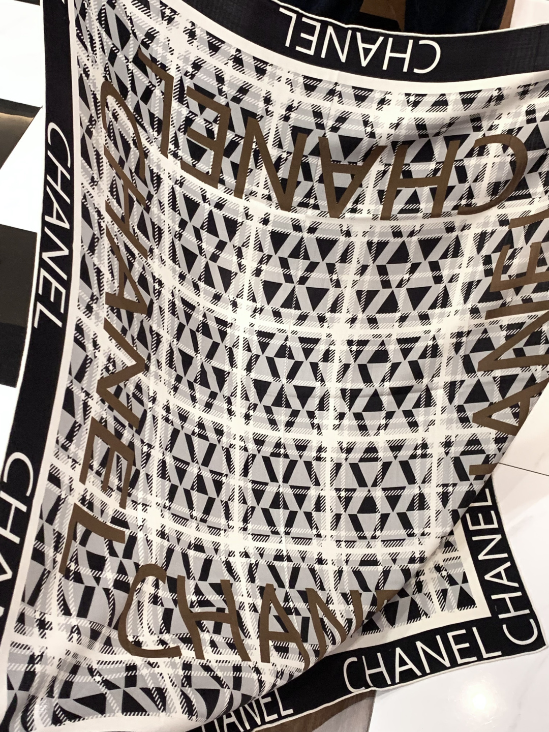 2025秋冬高级成衣系列～Chanel 【140双面同色丝绒披肩】此系列谱写一曲自由轻灵的赞歌本系列作品