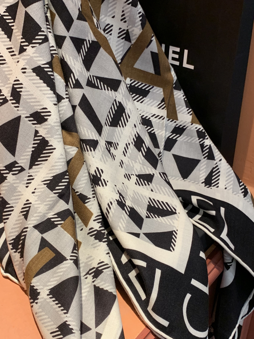 2025秋冬高级成衣系列～Chanel 【140双面同色丝绒披肩】此系列谱写一曲自由轻灵的赞歌本系列作品