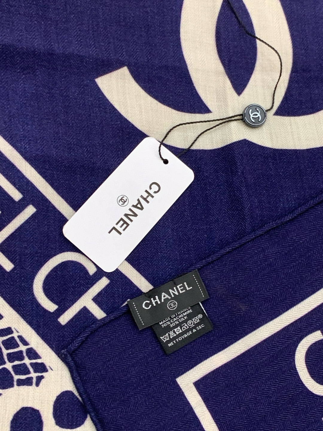 2025秋冬高级成衣系列～Chanel 【140双面同色丝绒披肩】此系列谱写一曲自由轻灵的赞歌本系列作品