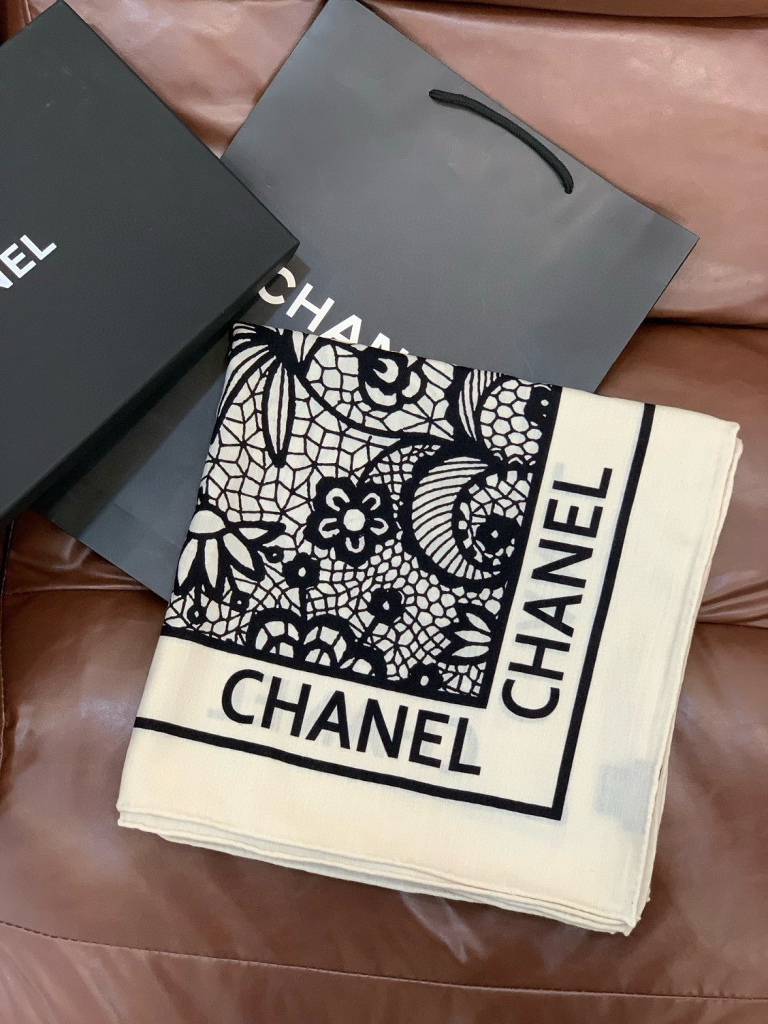 2025秋冬高级成衣系列～Chanel 【140双面同色丝绒披肩】此系列谱写一曲自由轻灵的赞歌本系列作品