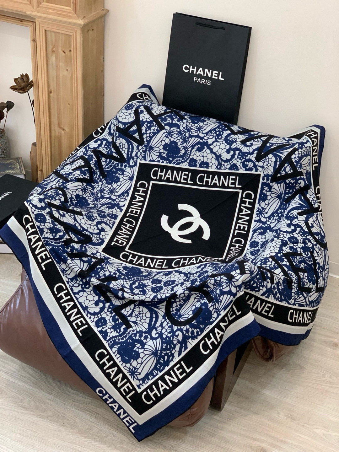 2025秋冬高级成衣系列～Chanel 【140双面同色丝绒披肩】此系列谱写一曲自由轻灵的赞歌本系列作品