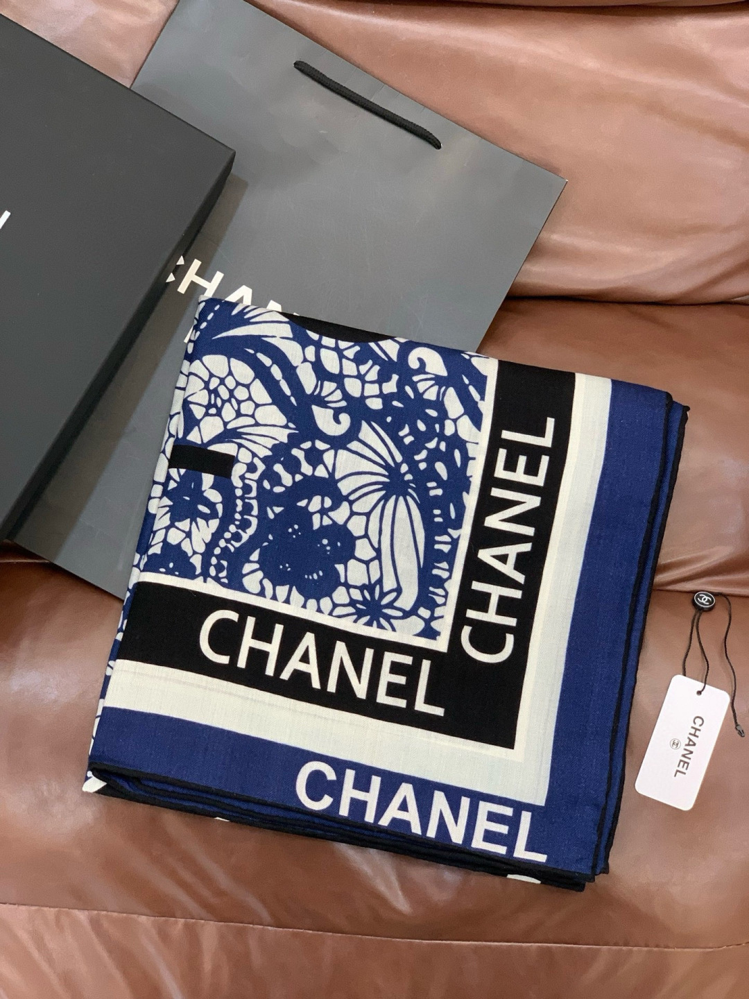 2025秋冬高级成衣系列～Chanel 【140双面同色丝绒披肩】此系列谱写一曲自由轻灵的赞歌本系列作品