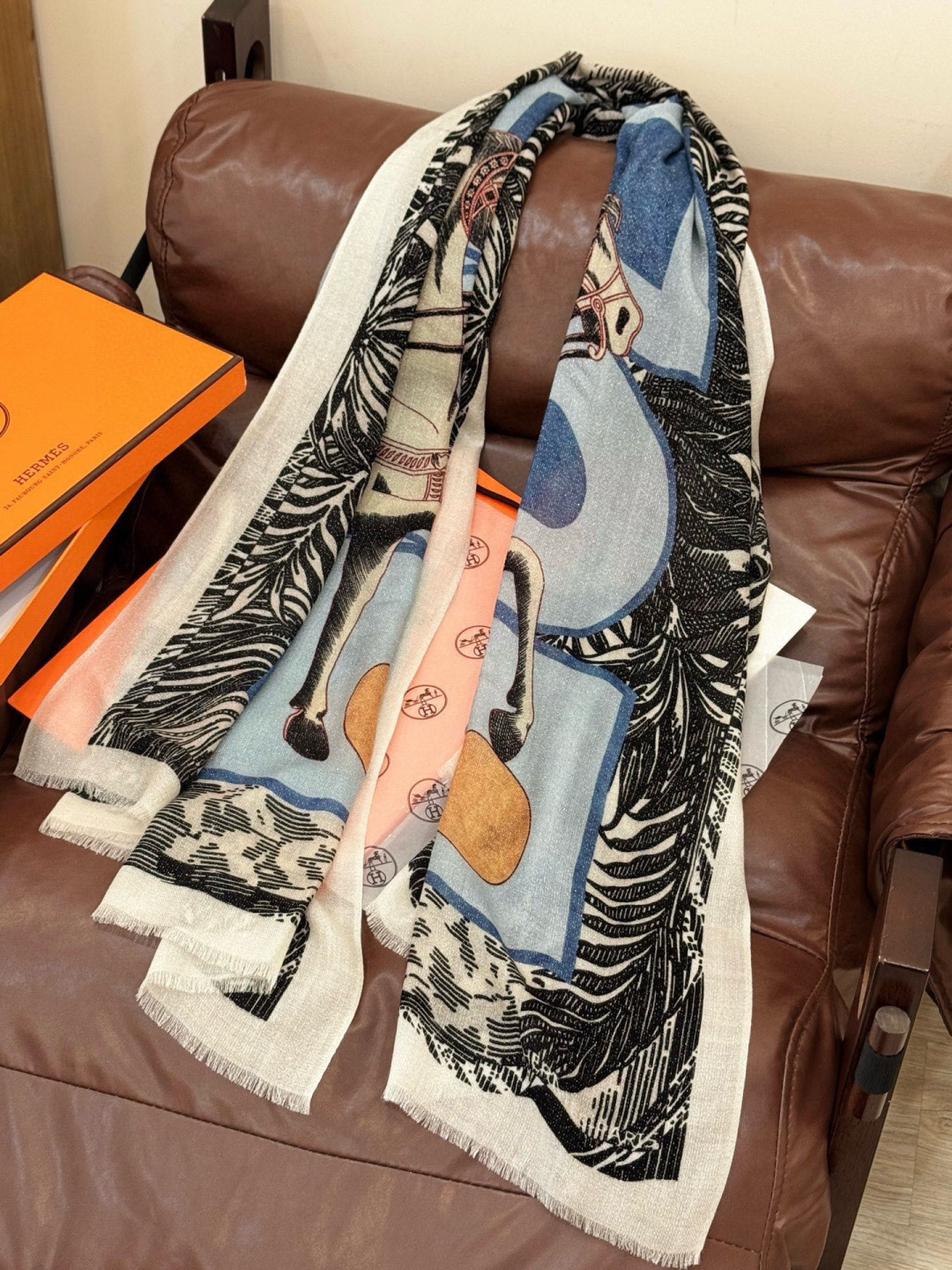 会发光发亮的围巾 爱马仕 专柜同步 买了都说好看羊绒印花‼️推荐💕顶级工艺超值‼️爱马仕专柜爆款🎁🎁羊绒