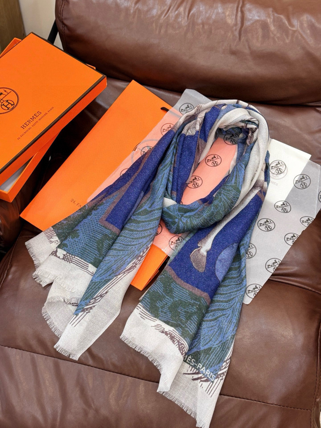 会发光发亮的围巾 爱马仕 专柜同步 买了都说好看羊绒印花‼️推荐💕顶级工艺超值‼️爱马仕专柜爆款🎁🎁羊绒
