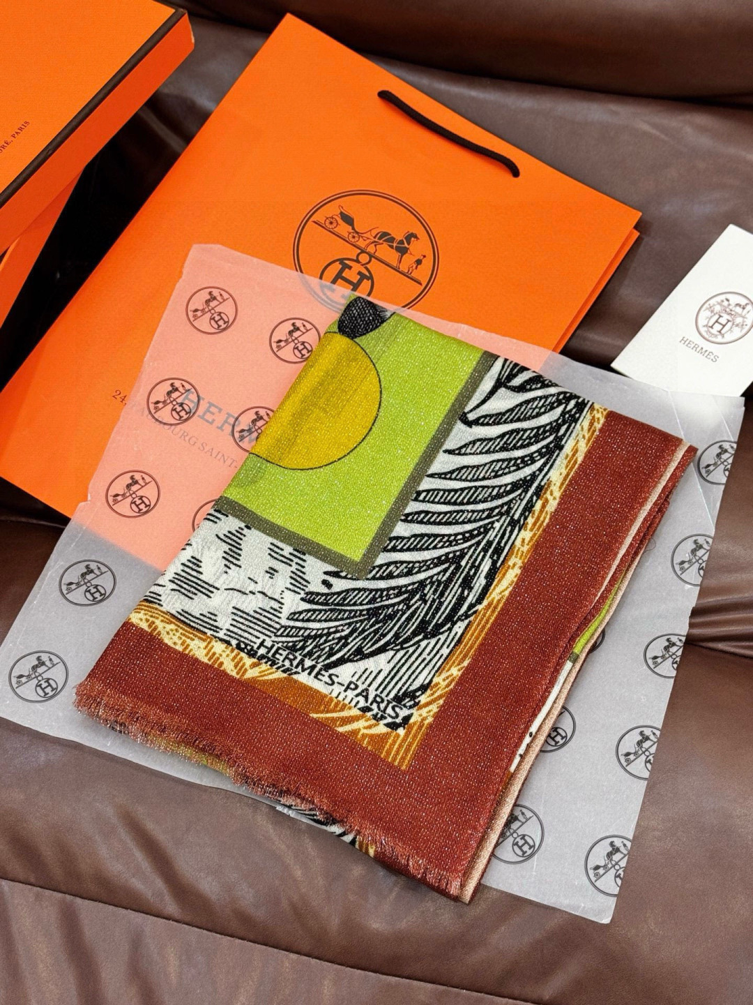 会发光发亮的围巾 爱马仕 专柜同步 买了都说好看羊绒印花‼️推荐💕顶级工艺超值‼️爱马仕专柜爆款🎁🎁羊绒