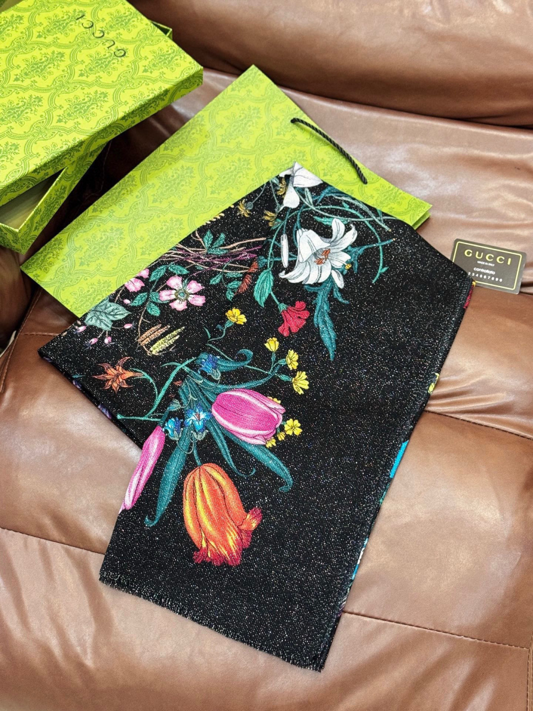 会发光发亮的围巾羊绒新款 🆕🆕🌈💫速度‼️下手一定要快‼️G家新款【花卉长巾】，高端 大爱 货极少 现在