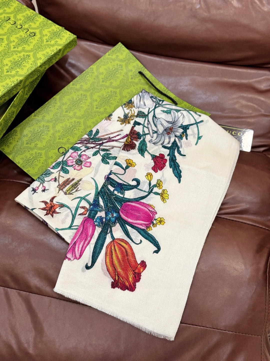 会发光发亮的围巾羊绒新款 🆕🆕🌈💫速度‼️下手一定要快‼️G家新款【花卉长巾】，高端 大爱 货极少 现在