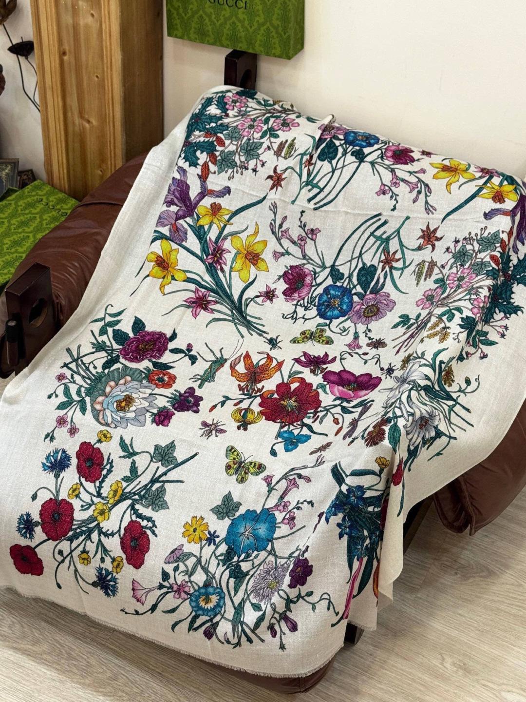 会发光发亮的围巾羊绒新款 🆕🆕🌈💫速度‼️下手一定要快‼️G家新款【花卉长巾】，高端 大爱 货极少 现在