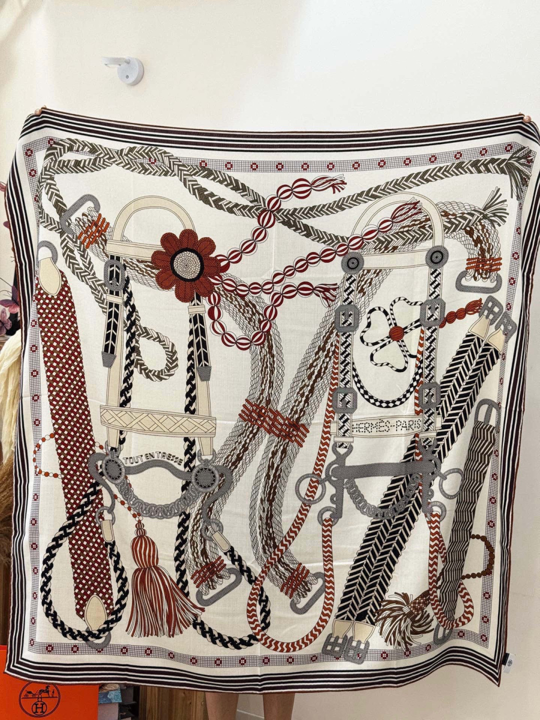 “编织鞍带”140方巾～Hermes 手工卷边丝绒方巾（30%桑蚕丝70%羊绒）这款爱马仕的经典单品展现