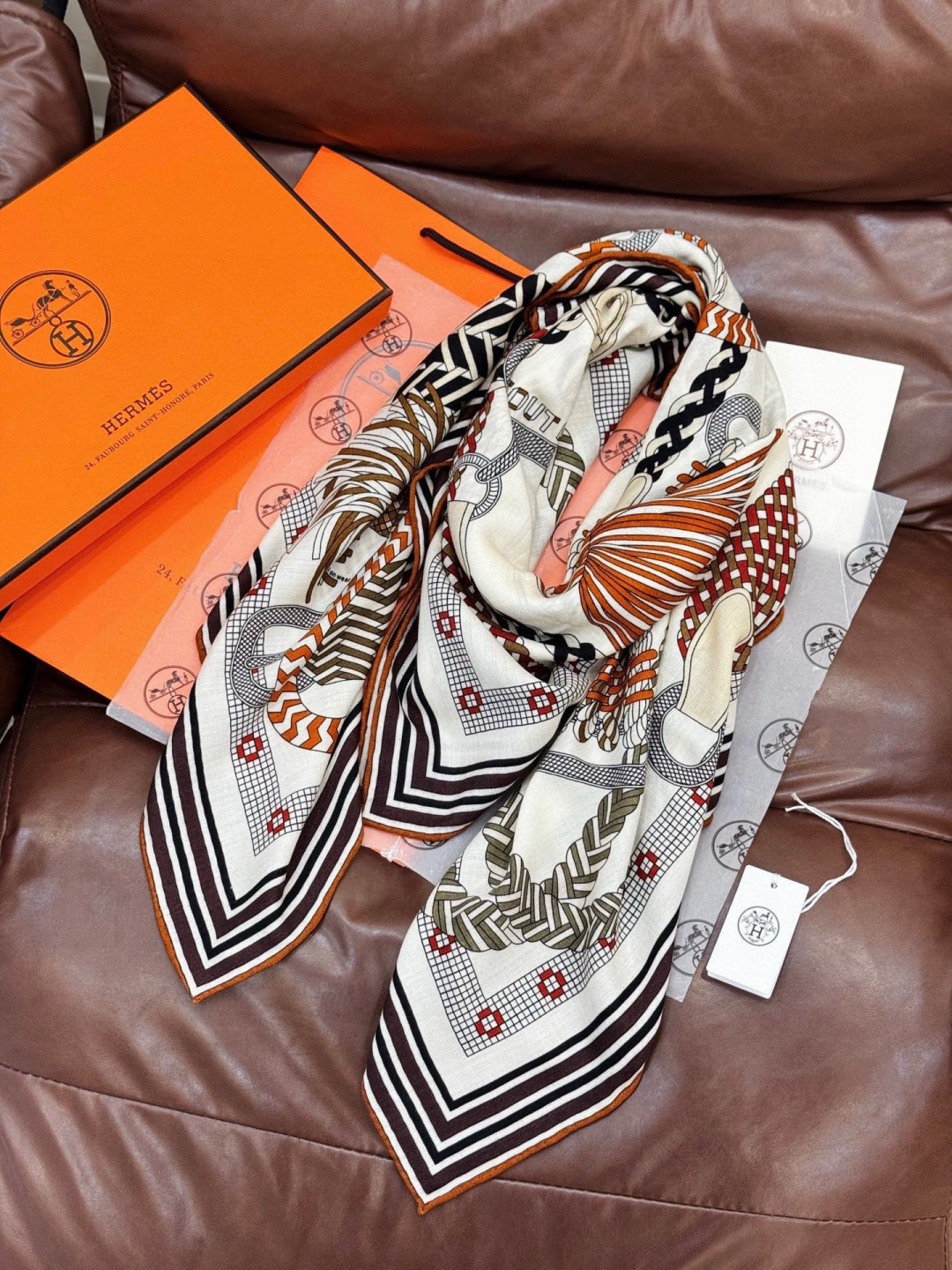 “编织鞍带”140方巾～Hermes 手工卷边丝绒方巾（30%桑蚕丝70%羊绒）这款爱马仕的经典单品展现