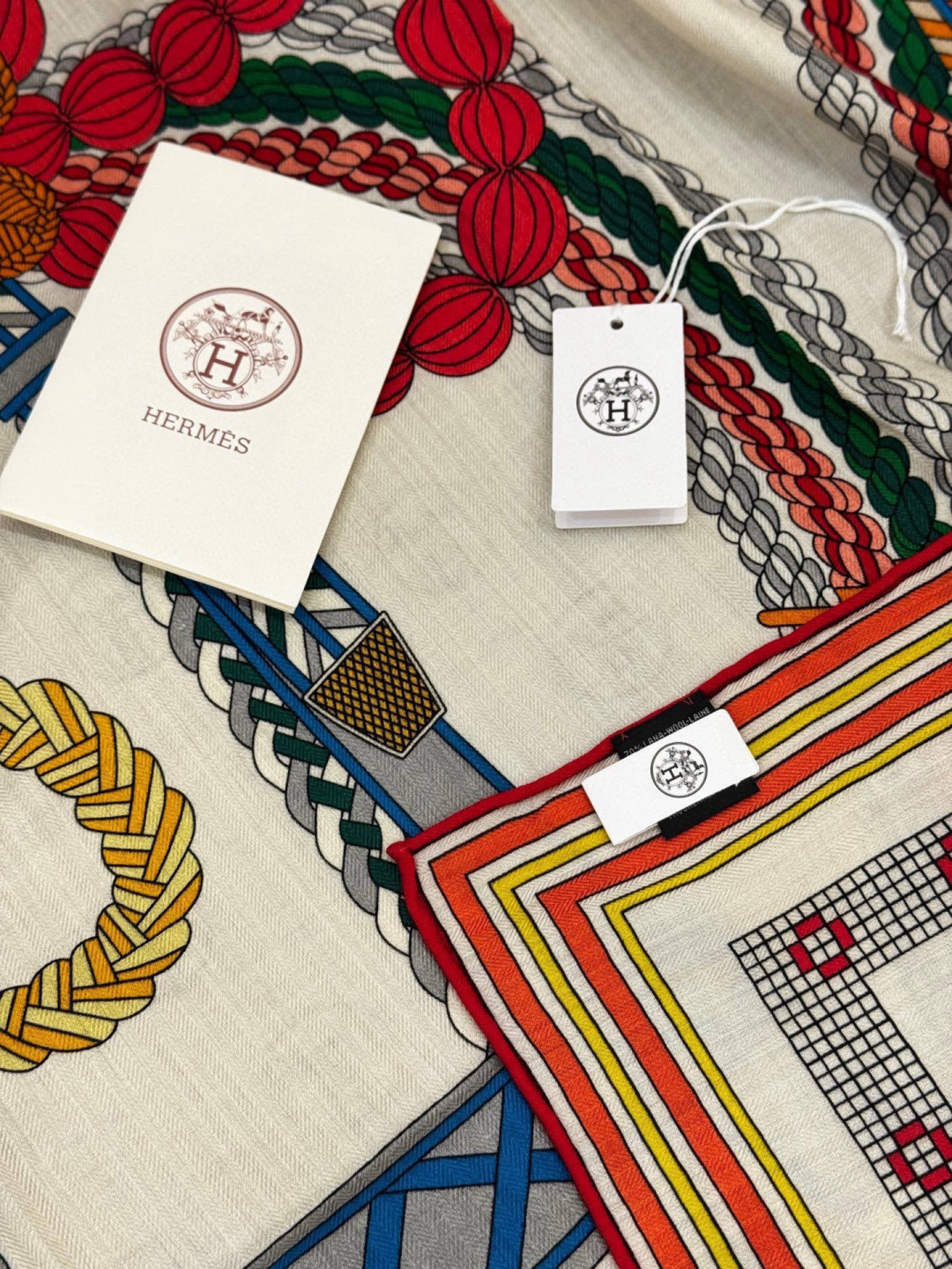 “编织鞍带”140方巾～Hermes 手工卷边丝绒方巾（30%桑蚕丝70%羊绒）这款爱马仕的经典单品展现