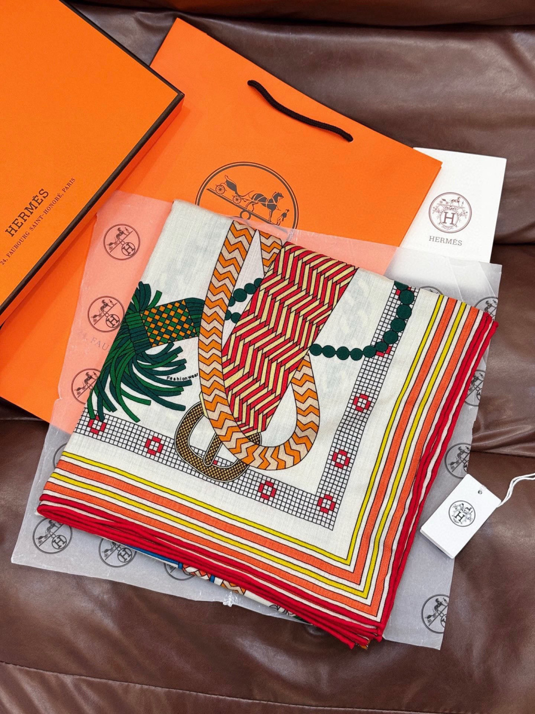 “编织鞍带”140方巾～Hermes 手工卷边丝绒方巾（30%桑蚕丝70%羊绒）这款爱马仕的经典单品展现