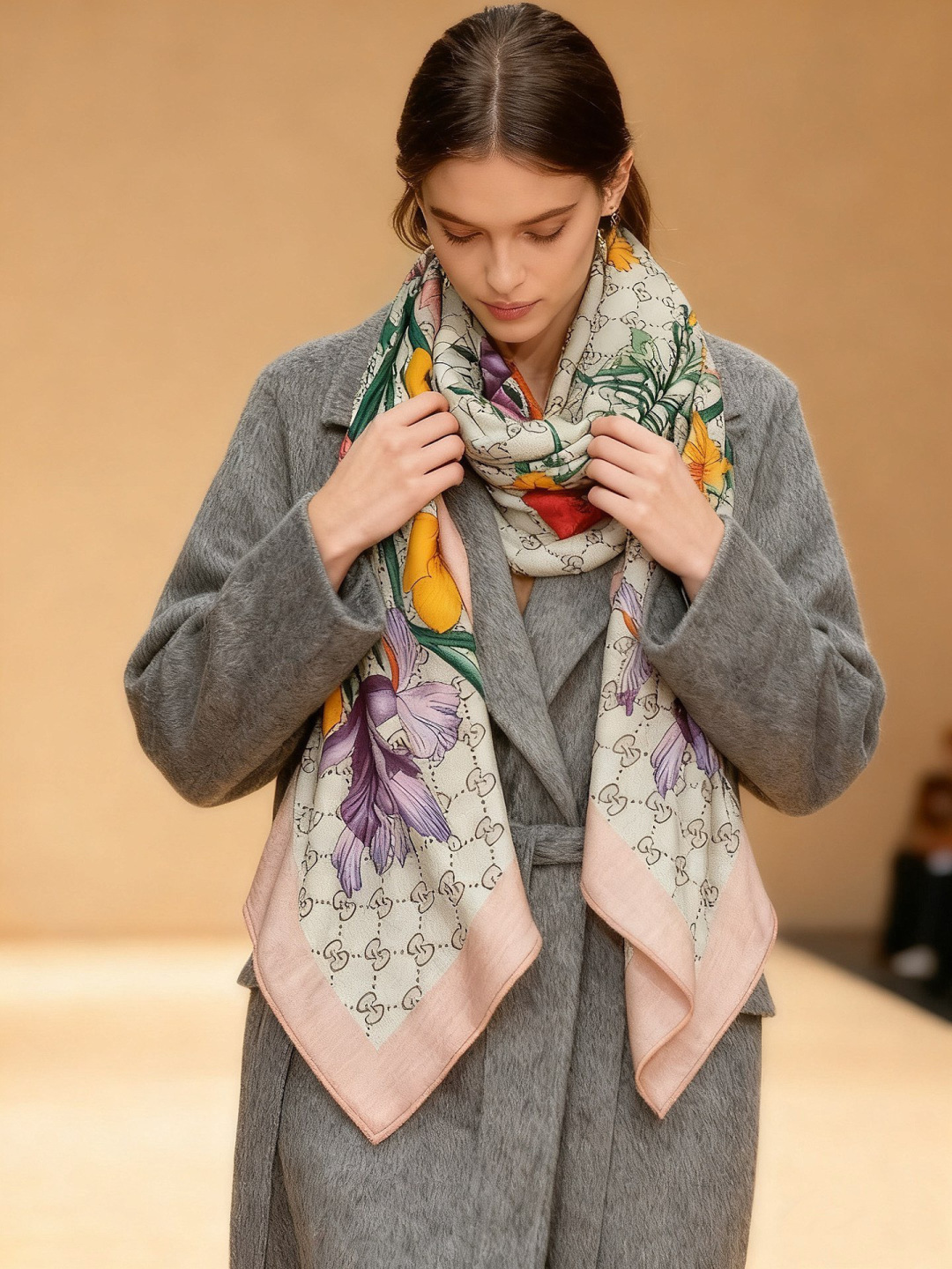 Gucci新款方巾 Gucci动物和花卉印花品牌典藏图案在与全新醒目印花的衬托下熠熠生辉。这款方巾匠心缀