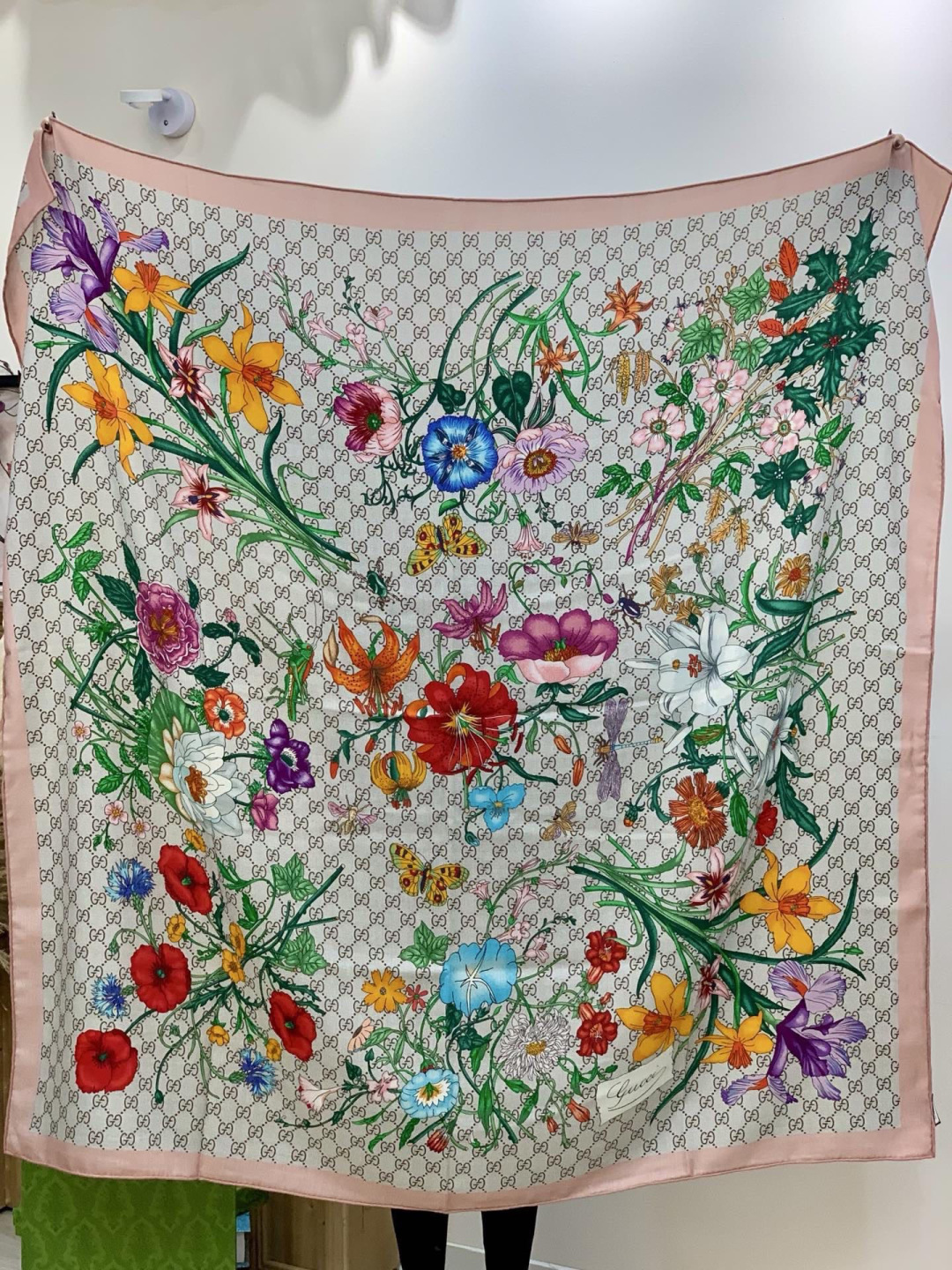 Gucci新款方巾 Gucci动物和花卉印花品牌典藏图案在与全新醒目印花的衬托下熠熠生辉。这款方巾匠心缀