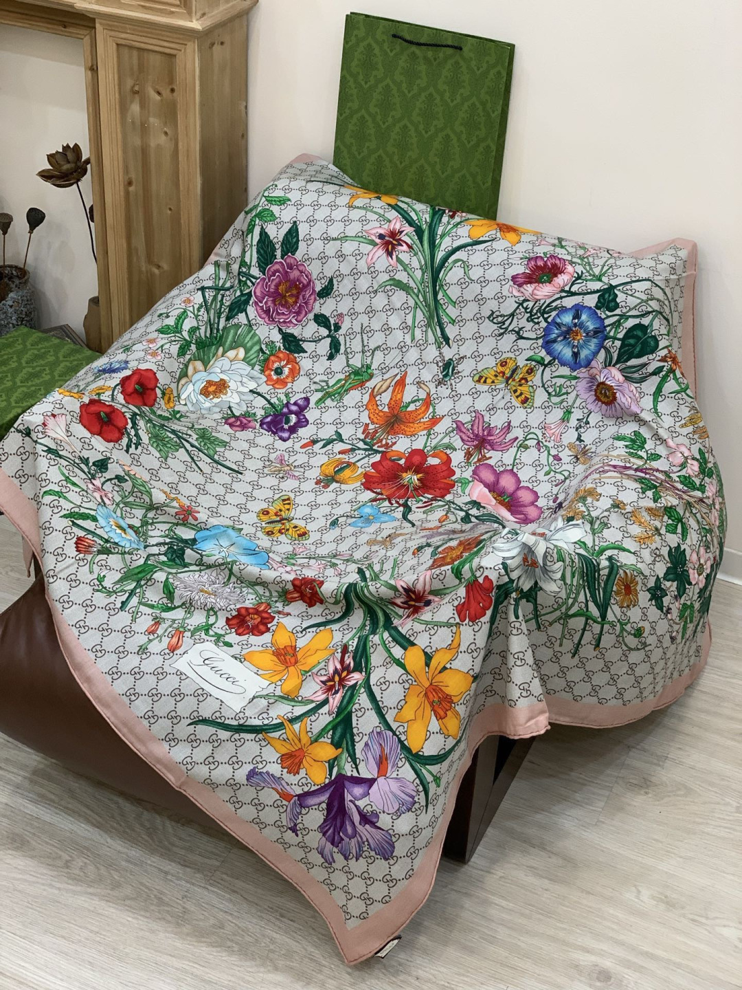 Gucci新款方巾 Gucci动物和花卉印花品牌典藏图案在与全新醒目印花的衬托下熠熠生辉。这款方巾匠心缀