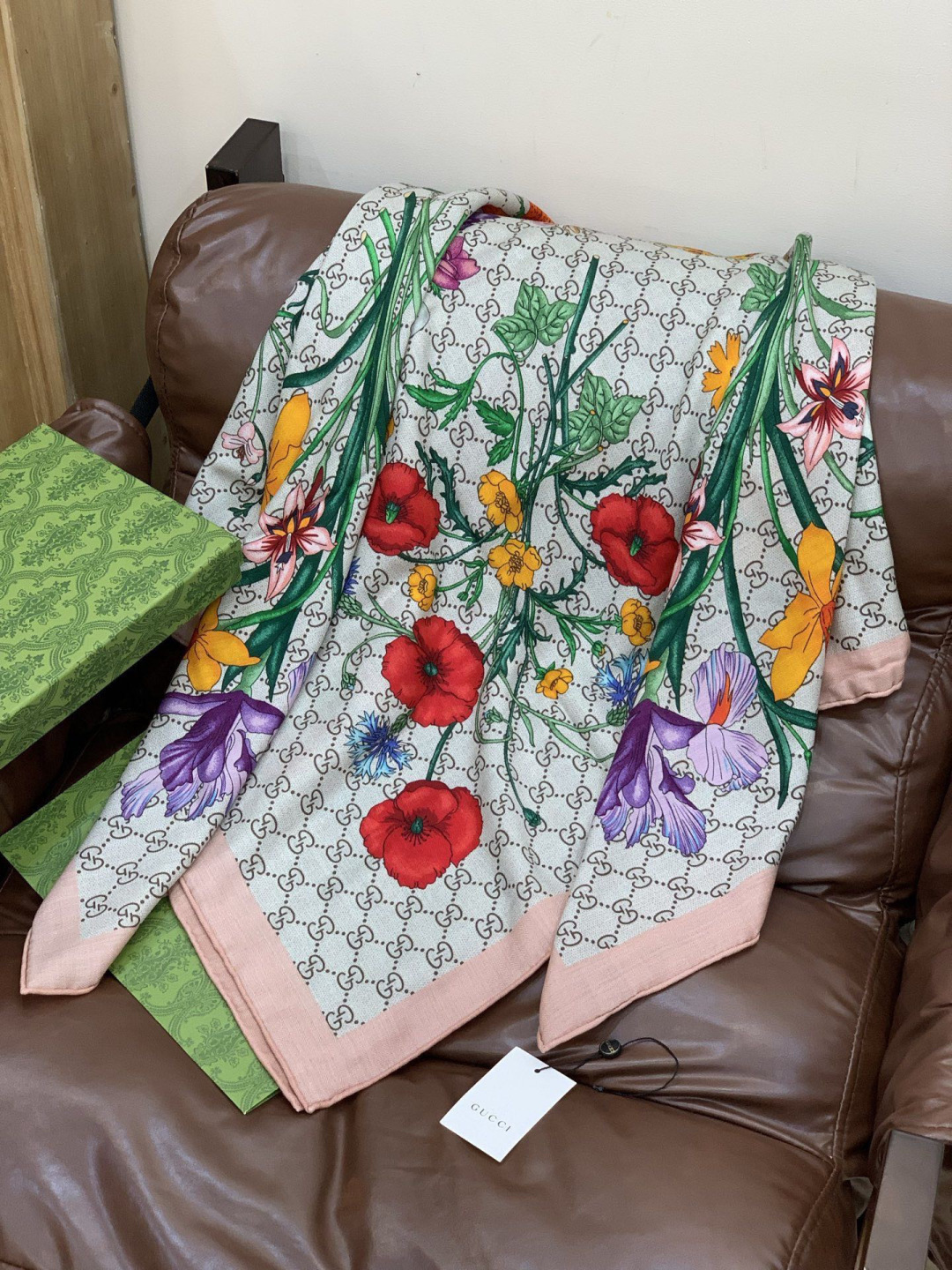 Gucci新款方巾 Gucci动物和花卉印花品牌典藏图案在与全新醒目印花的衬托下熠熠生辉。这款方巾匠心缀