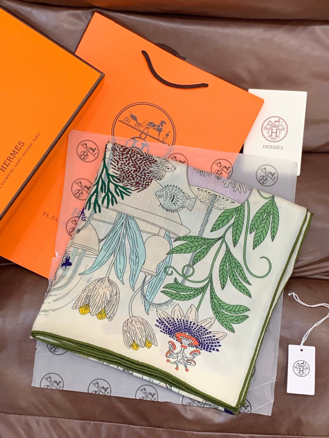 羊绒新款🆕👏买了都说好看‼️推荐💕爱马仕双面同色羊绒方巾，【奇珍乐园双面同色140】顶级工艺超值‼️爱马