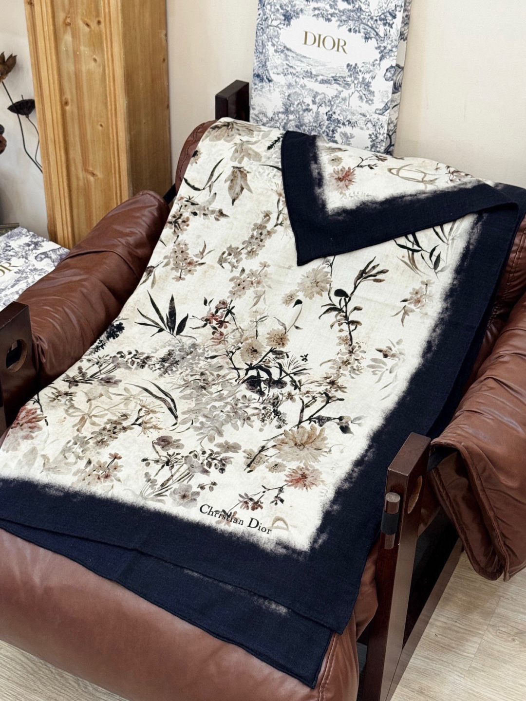 Dior 140丝绒双面同色印花披肩Millefiori 图案这款披肩饰以多色 Millefiori 图