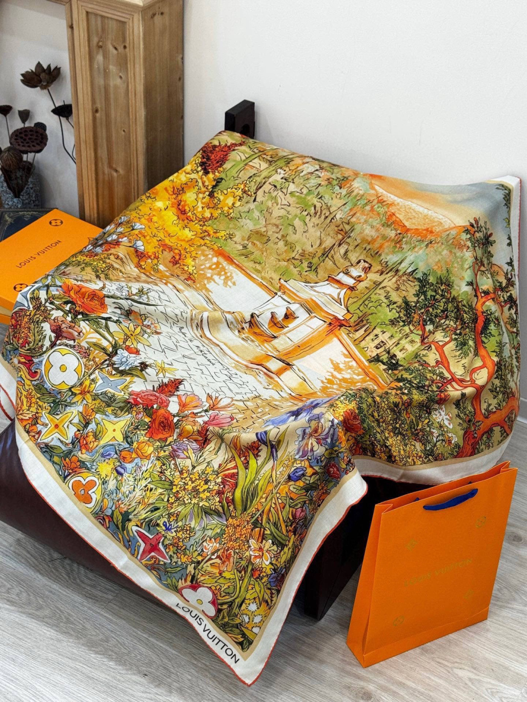 140双面丝绒披肩… LV手工卷边丝绒方巾（30%桑蚕丝70%羊绒）这款经典单品展现强大而迷人的女性魅力