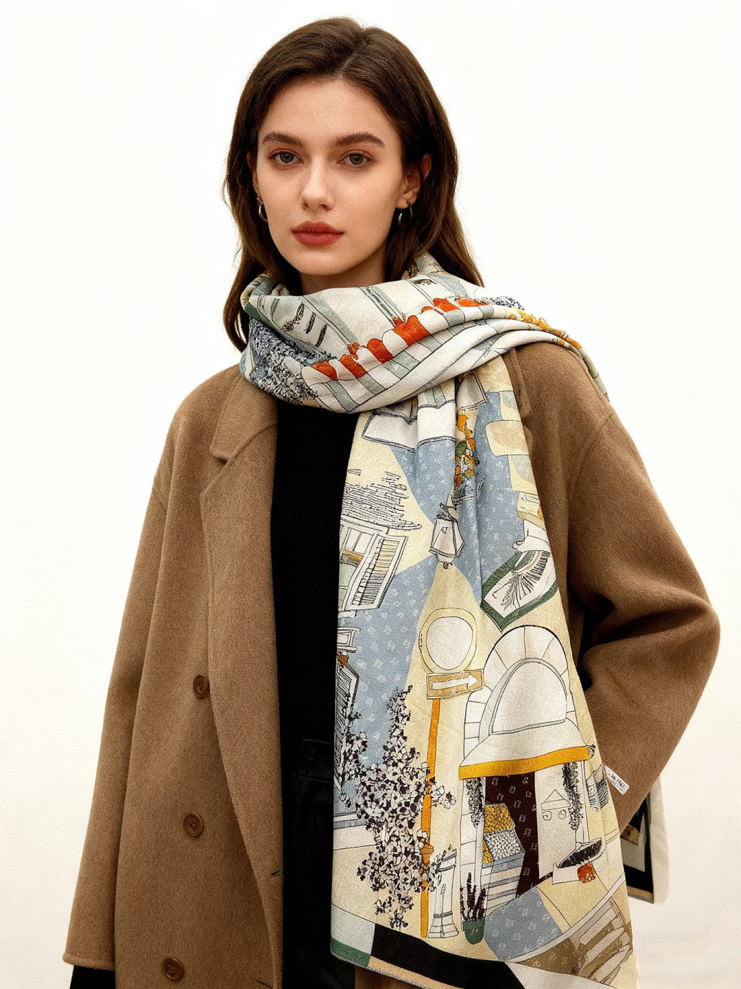 Fendi方形围巾 丝绒材质。采用定制的“Walking around Rome”图案，灵感源自罗马的历