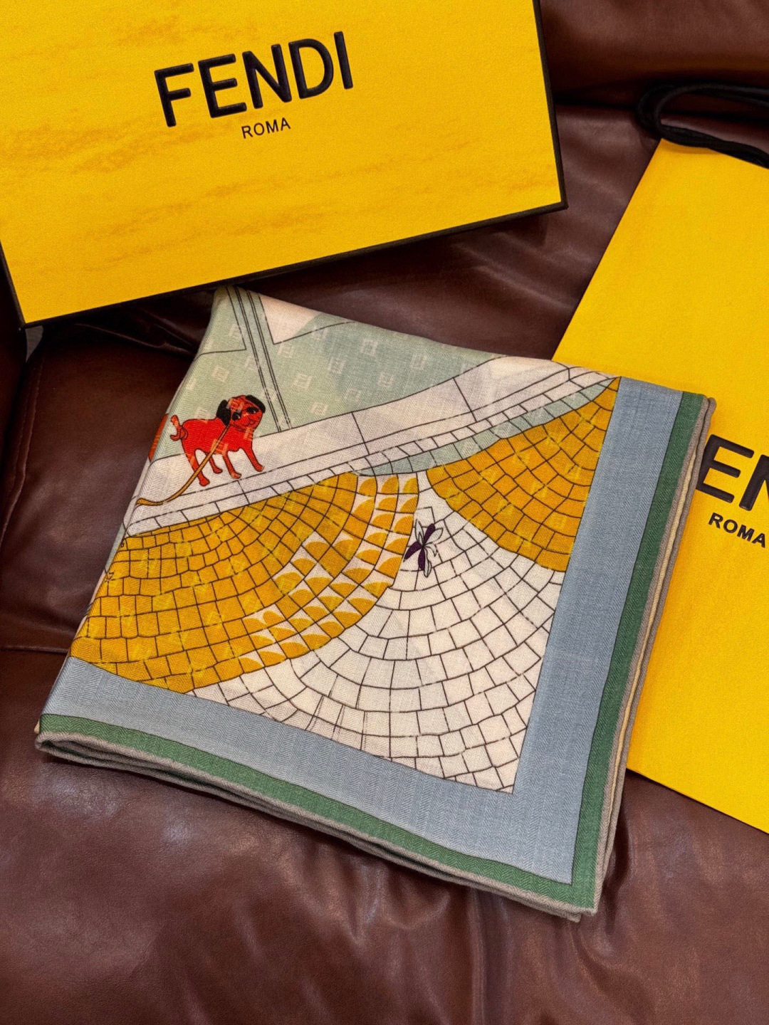 Fendi方形围巾 丝绒材质。采用定制的“Walking around Rome”图案，灵感源自罗马的历