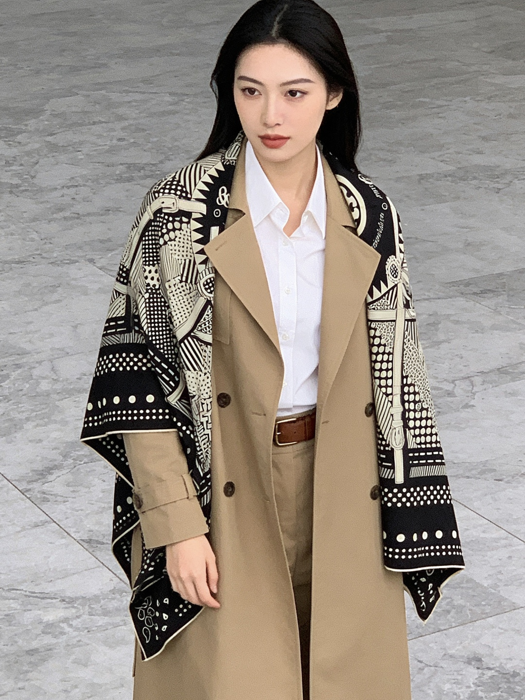 💟上新🆕💕手工卷边！羊绒和真丝混纺披肩（70%羊绒30%桑蚕丝）。这款披肩采用经典山羊绒和真丝混纺面料，